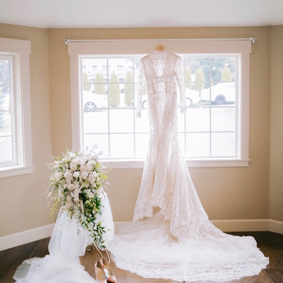 Monique Lhuillier Wedding Gown - Picture 2 of 10